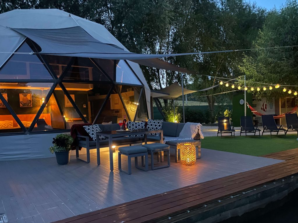 Domeglamping Ságváron este